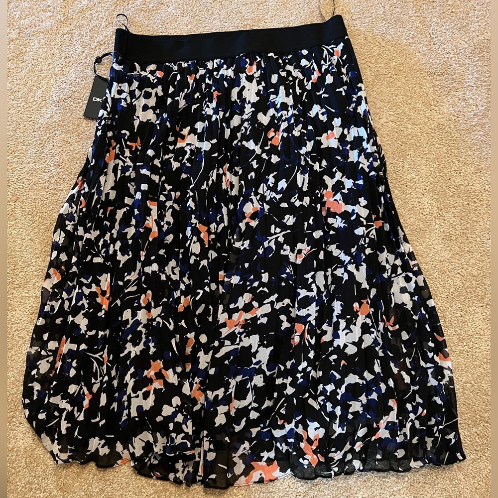 Women’s lightweight material flowered skirt